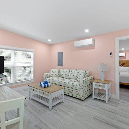 Charming Suite With Balcony And Bikes In Historic Sandpiper Inn Sanibel Exterior photo