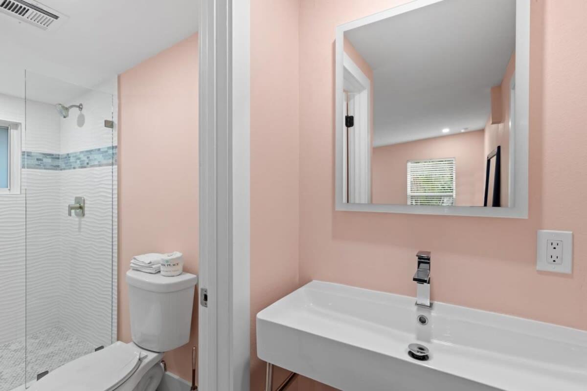 Charming Suite With Balcony And Bikes In Historic Sandpiper Inn Sanibel Exterior photo