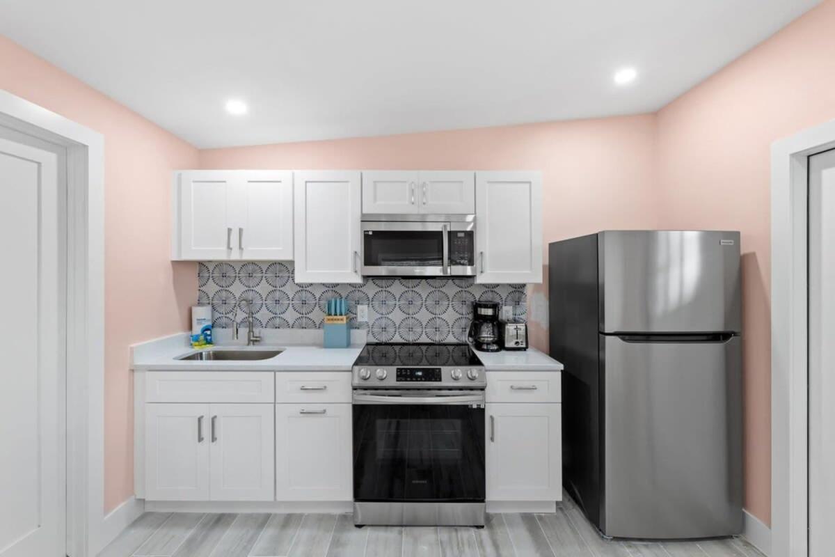 Charming Suite With Balcony And Bikes In Historic Sandpiper Inn Sanibel Exterior photo