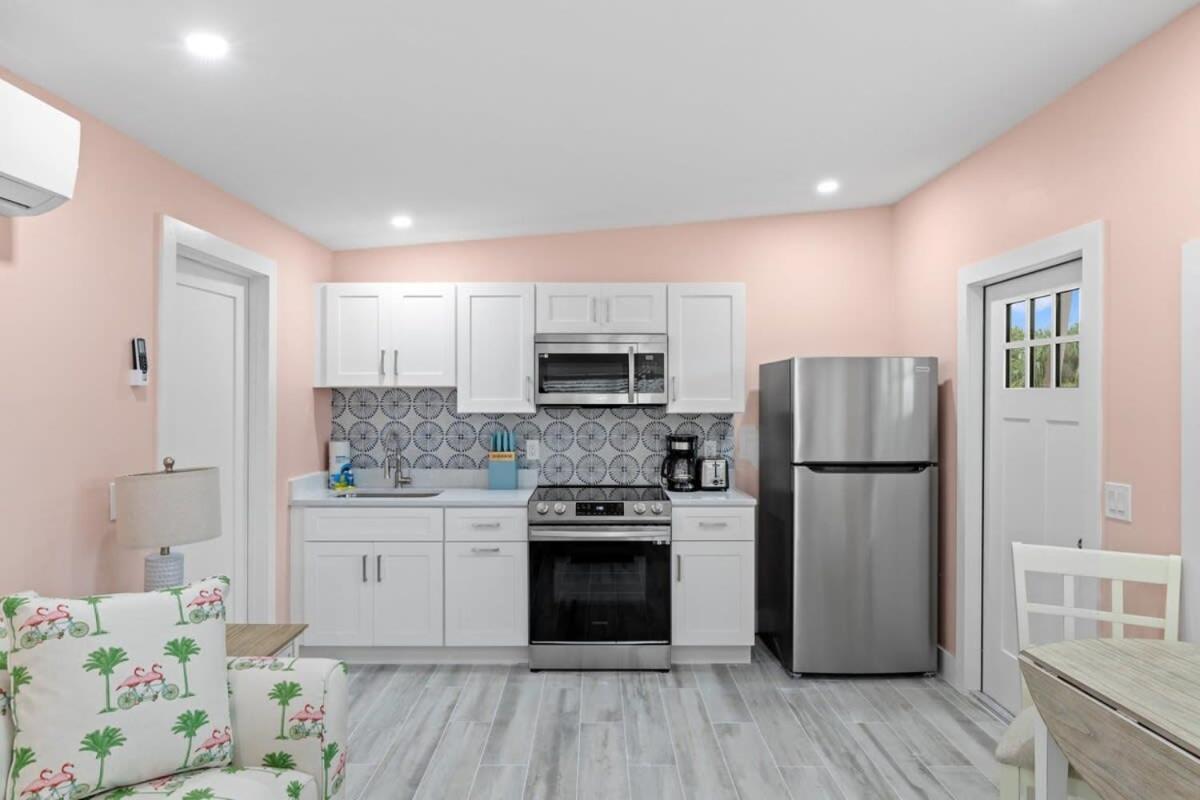 Charming Suite With Balcony And Bikes In Historic Sandpiper Inn Sanibel Exterior photo