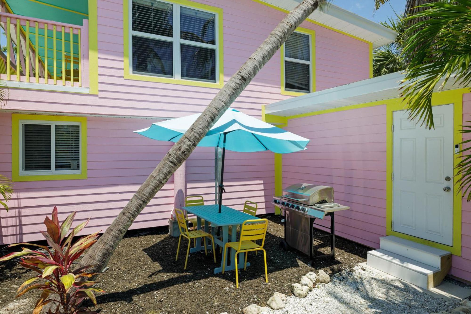 Charming Suite With Balcony And Bikes In Historic Sandpiper Inn Sanibel Exterior photo