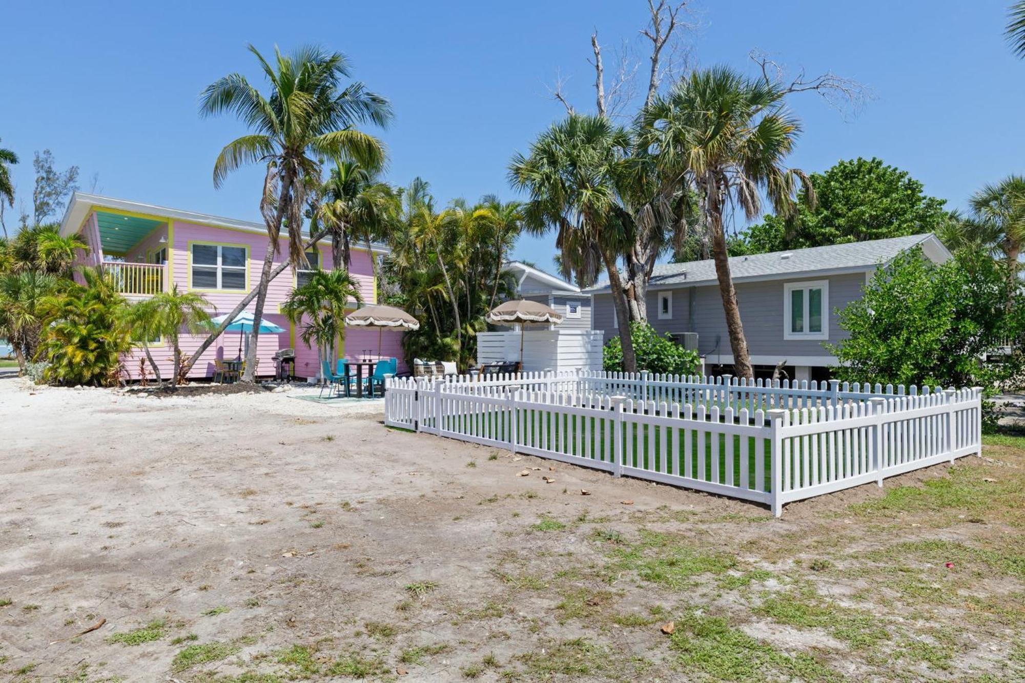 Charming Suite With Balcony And Bikes In Historic Sandpiper Inn Sanibel Exterior photo