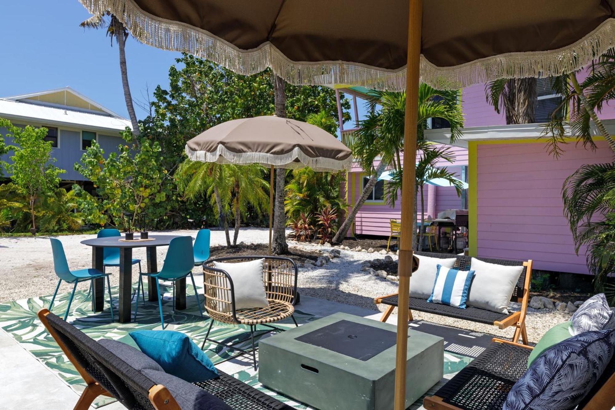 Charming Suite With Balcony And Bikes In Historic Sandpiper Inn Sanibel Exterior photo