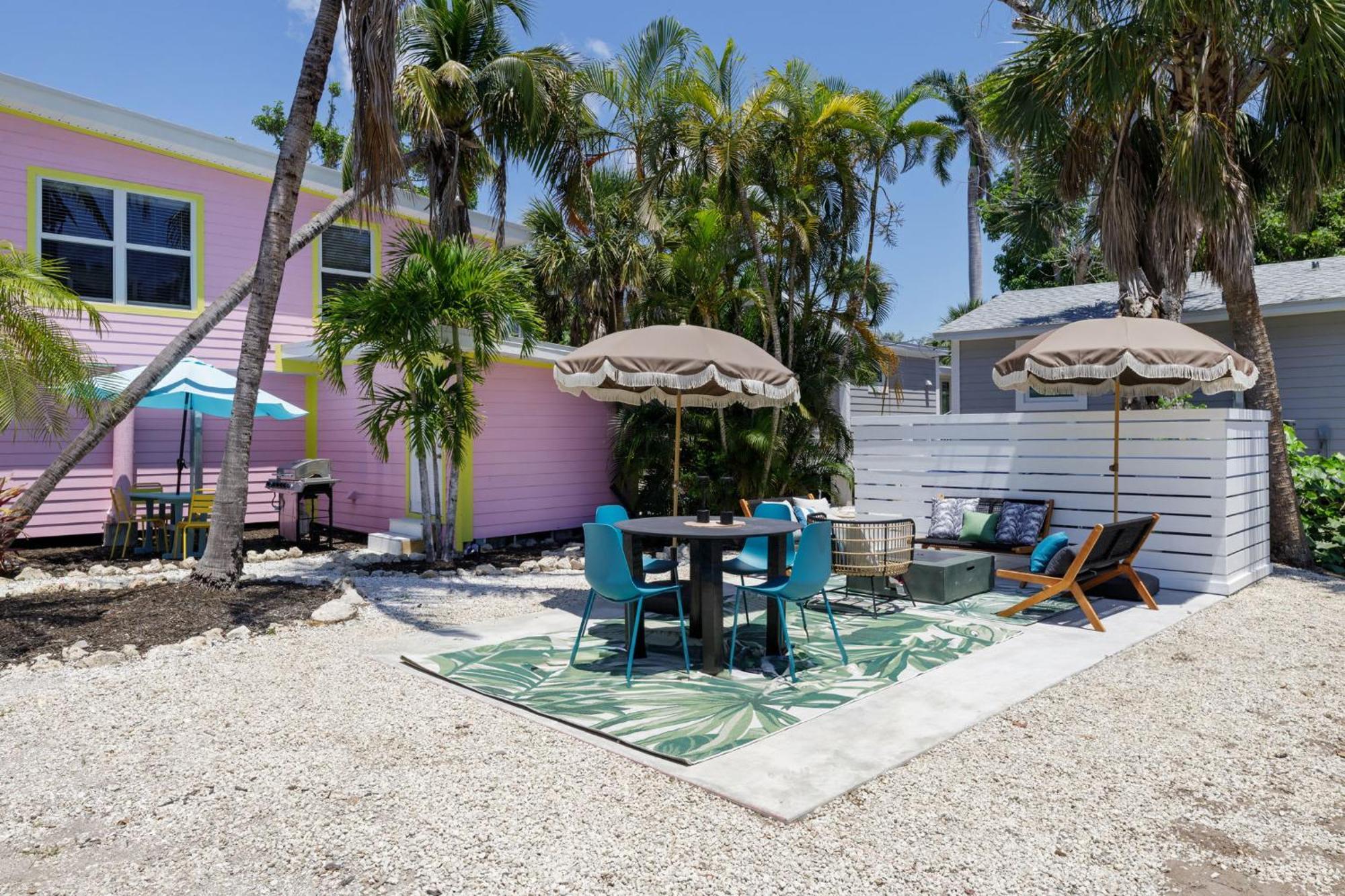 Charming Suite With Balcony And Bikes In Historic Sandpiper Inn Sanibel Exterior photo